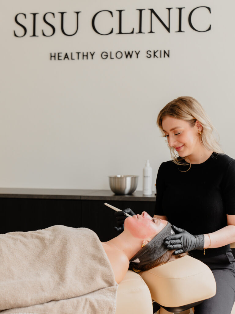 Bye-Bye Acne! Ontdek hoe Sisu Clinic je kan helpen voor een Zuivere Huid